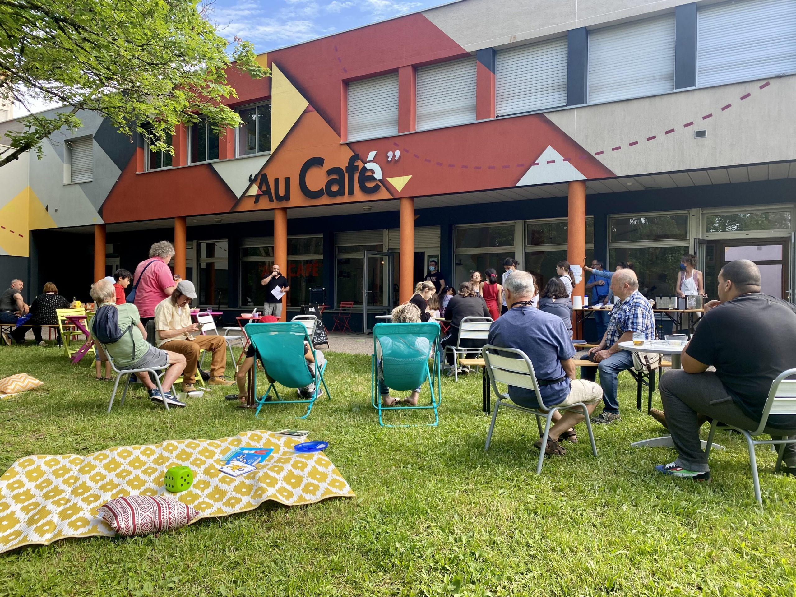 Café chansons : chorale et guitare + Jardinage dans le patio